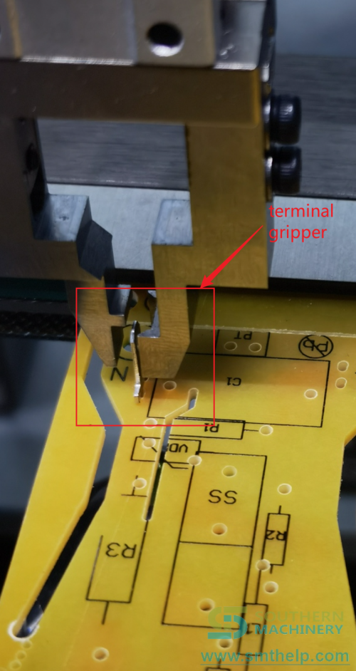 Bulk terminal gripper inserted