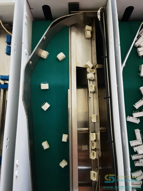 southern-machinery-custom-odd-form-feeder-bulk-tht-feeder-connector-38-0032.webp
