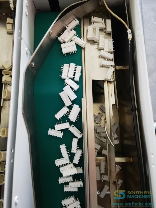 southern-machinery-custom-odd-form-feeder-bulk-tht-feeder-connector-39-0033.webp